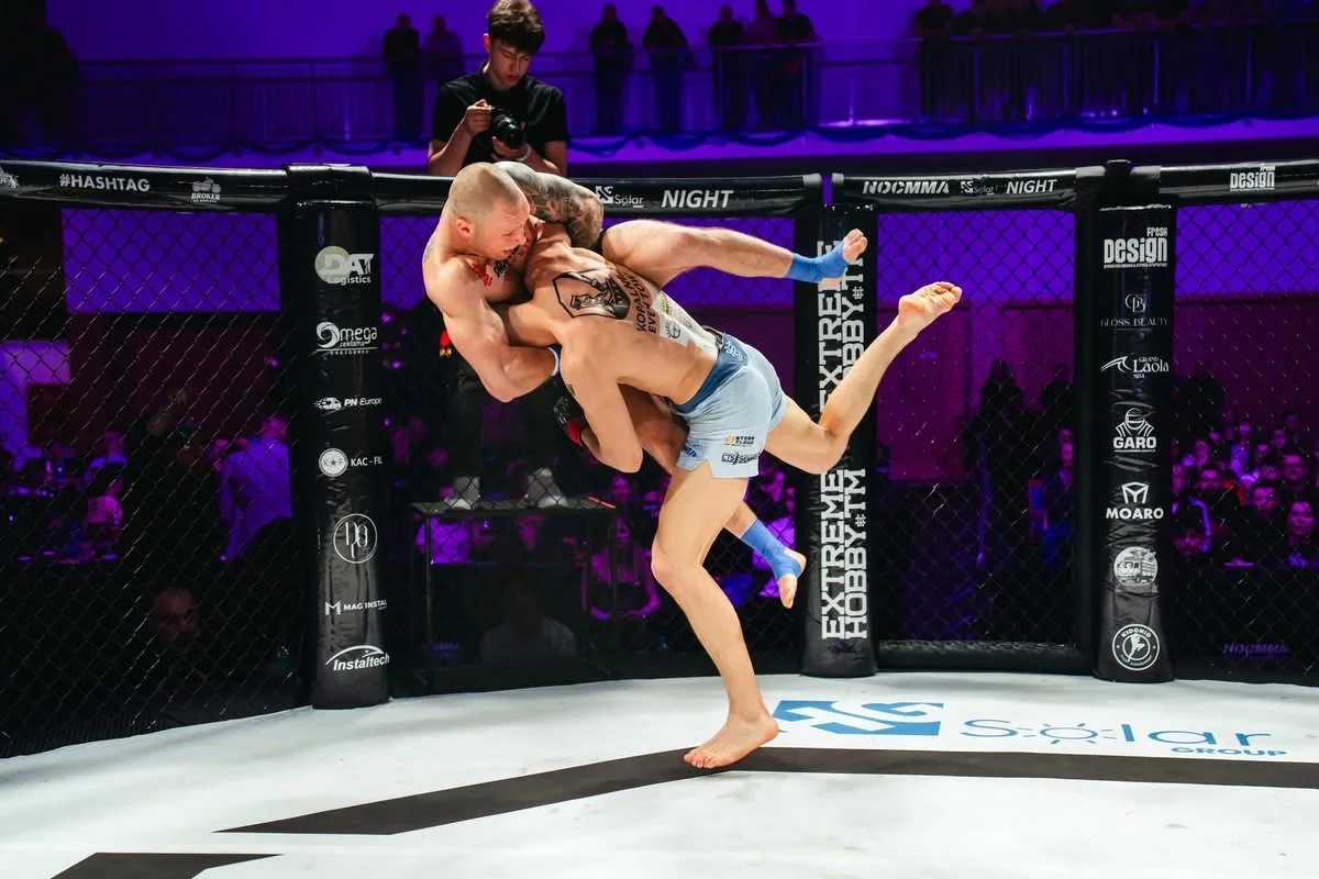 Adam rzuca rywala na deski podczas NOC MMA